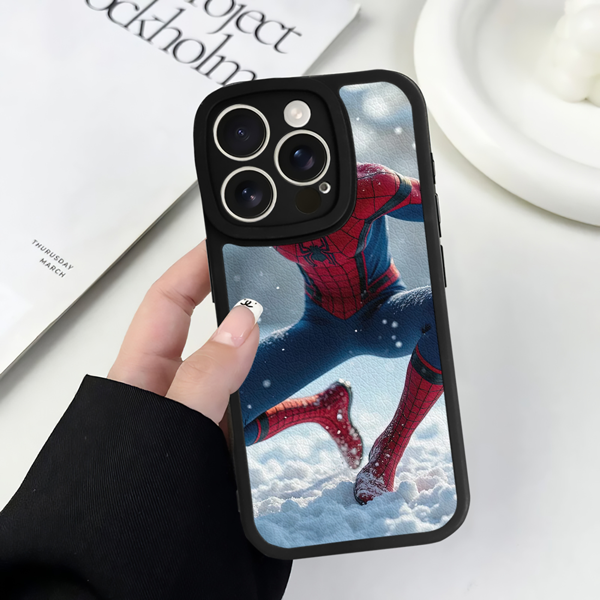 Spider Man スパイダーマン 【iPhone 16シリーズ対応】シリコンスマホケース（レザー調） 材質：シリコン